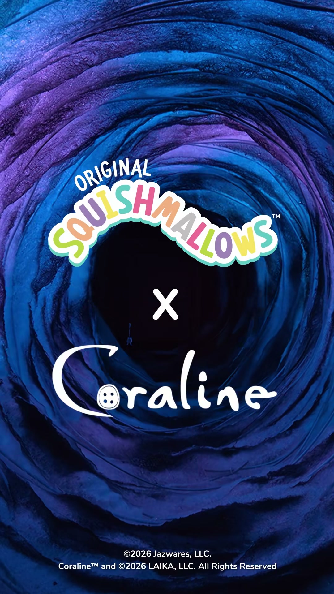 Anuncio oficial Squishmallows × Coraline 2026 con logo de la colaboración sobre fondo en espiral azul.