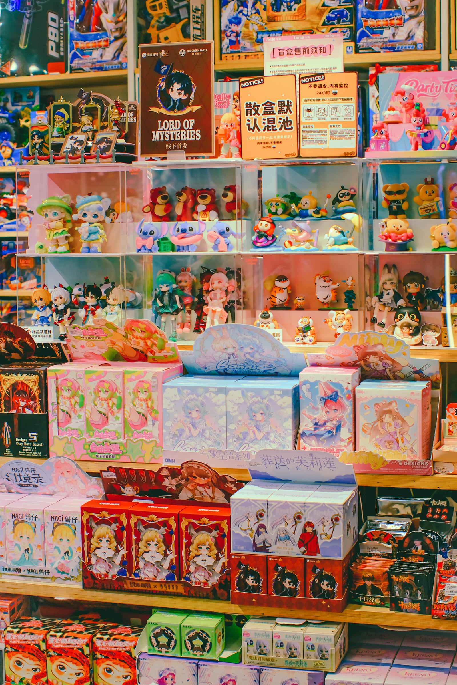 Tienda china de blind boxes y figuras coleccionables con presentación curada: estanterías con cajas de mystery, figuras anime y vitrinas iluminadas.